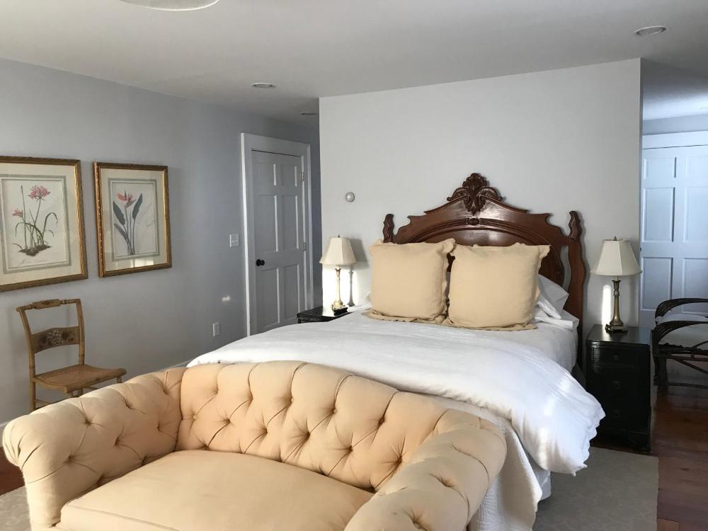 Queen Room interior